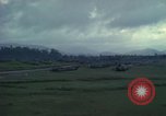 Standbild UH-1D Hubschrauber Ankhe Süd Vietnam, 1965, aus Sekunde 17 historischem Filmmaterial Videoclip 65675030373