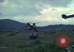 Standbild UH-1D Hubschrauber Ankhe Süd Vietnam, 1965, aus Sekunde 23 historischem Filmmaterial Videoclip 65675030373