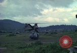 Standbild UH-1D Hubschrauber Ankhe Süd Vietnam, 1965, aus Sekunde 24 historischem Filmmaterial Videoclip 65675030373