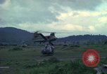 Standbild UH-1D Hubschrauber Ankhe Süd Vietnam, 1965, aus Sekunde 25 historischem Filmmaterial Videoclip 65675030373