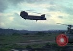 Standbild UH-1D Hubschrauber Ankhe Süd Vietnam, 1965, aus Sekunde 32 historischem Filmmaterial Videoclip 65675030373