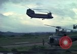 Standbild UH-1D Hubschrauber Ankhe Süd Vietnam, 1965, aus Sekunde 33 historischem Filmmaterial Videoclip 65675030373
