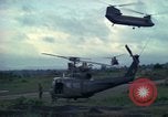Standbild UH-1D Hubschrauber Ankhe Süd Vietnam, 1965, aus Sekunde 35 historischem Filmmaterial Videoclip 65675030373