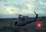 Standbild UH-1D Hubschrauber Ankhe Süd Vietnam, 1965, aus Sekunde 39 historischem Filmmaterial Videoclip 65675030373