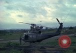 Standbild UH-1D Hubschrauber Ankhe Süd Vietnam, 1965, aus Sekunde 40 historischem Filmmaterial Videoclip 65675030373