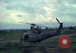 Standbild UH-1D Hubschrauber Ankhe Süd Vietnam, 1965, aus Sekunde 41 historischem Filmmaterial Videoclip 65675030373