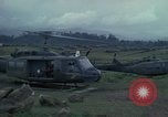 Standbild UH-1D Hubschrauber Ankhe Süd Vietnam, 1965, aus Sekunde 45 historischem Filmmaterial Videoclip 65675030373