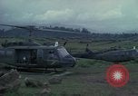 Standbild UH-1D Hubschrauber Ankhe Süd Vietnam, 1965, aus Sekunde 47 historischem Filmmaterial Videoclip 65675030373