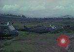 Standbild UH-1D Hubschrauber Ankhe Süd Vietnam, 1965, aus Sekunde 52 historischem Filmmaterial Videoclip 65675030373