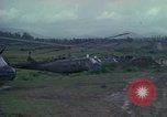 Standbild UH-1D Hubschrauber Ankhe Süd Vietnam, 1965, aus Sekunde 55 historischem Filmmaterial Videoclip 65675030373