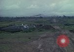 Standbild UH-1D Hubschrauber Ankhe Süd Vietnam, 1965, aus Sekunde 61 historischem Filmmaterial Videoclip 65675030373