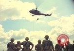 Standbild Hubschrauber rappel Ankhe Süd Vietnam, 1966, aus Sekunde 7 historischem Filmmaterial Videoclip 65675030386