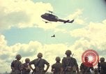 Standbild Hubschrauber rappel Ankhe Süd Vietnam, 1966, aus Sekunde 8 historischem Filmmaterial Videoclip 65675030386