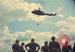 Standbild Hubschrauber rappel Ankhe Süd Vietnam, 1966, aus Sekunde 11 historischem Filmmaterial Videoclip 65675030386