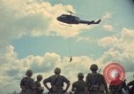 Standbild Hubschrauber rappel Ankhe Süd Vietnam, 1966, aus Sekunde 12 historischem Filmmaterial Videoclip 65675030386