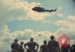 Standbild Hubschrauber rappel Ankhe Süd Vietnam, 1966, aus Sekunde 13 historischem Filmmaterial Videoclip 65675030386