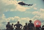 Standbild Hubschrauber rappel Ankhe Süd Vietnam, 1966, aus Sekunde 15 historischem Filmmaterial Videoclip 65675030386