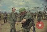 Standbild Hubschrauber rappel Ankhe Süd Vietnam, 1966, aus Sekunde 16 historischem Filmmaterial Videoclip 65675030386