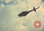Standbild Hubschrauber rappel Ankhe Süd Vietnam, 1966, aus Sekunde 20 historischem Filmmaterial Videoclip 65675030386