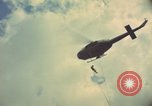 Standbild Hubschrauber rappel Ankhe Süd Vietnam, 1966, aus Sekunde 24 historischem Filmmaterial Videoclip 65675030386