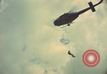 Standbild Hubschrauber rappel Ankhe Süd Vietnam, 1966, aus Sekunde 26 historischem Filmmaterial Videoclip 65675030386