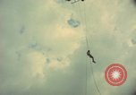 Standbild Hubschrauber rappel Ankhe Süd Vietnam, 1966, aus Sekunde 27 historischem Filmmaterial Videoclip 65675030386