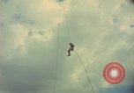 Standbild Hubschrauber rappel Ankhe Süd Vietnam, 1966, aus Sekunde 31 historischem Filmmaterial Videoclip 65675030386