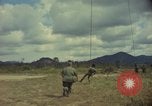 Standbild Hubschrauber rappel Ankhe Süd Vietnam, 1966, aus Sekunde 35 historischem Filmmaterial Videoclip 65675030386
