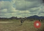 Standbild Hubschrauber rappel Ankhe Süd Vietnam, 1966, aus Sekunde 36 historischem Filmmaterial Videoclip 65675030386