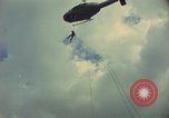 Standbild Hubschrauber rappel Ankhe Süd Vietnam, 1966, aus Sekunde 37 historischem Filmmaterial Videoclip 65675030386