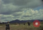 Standbild Hubschrauber rappel Ankhe Süd Vietnam, 1966, aus Sekunde 41 historischem Filmmaterial Videoclip 65675030386