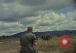 Standbild Hubschrauber rappel Ankhe Süd Vietnam, 1966, aus Sekunde 42 historischem Filmmaterial Videoclip 65675030386
