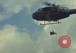Standbild Hubschrauber rappel Ankhe Süd Vietnam, 1966, aus Sekunde 46 historischem Filmmaterial Videoclip 65675030386