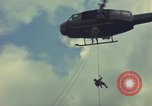Standbild Hubschrauber rappel Ankhe Süd Vietnam, 1966, aus Sekunde 47 historischem Filmmaterial Videoclip 65675030386
