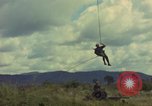 Standbild Hubschrauber rappel Ankhe Süd Vietnam, 1966, aus Sekunde 51 historischem Filmmaterial Videoclip 65675030386