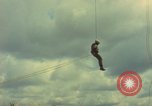 Standbild Hubschrauber rappel Ankhe Süd Vietnam, 1966, aus Sekunde 59 historischem Filmmaterial Videoclip 65675030386