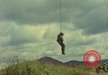 Standbild Hubschrauber rappel Ankhe Süd Vietnam, 1966, aus Sekunde 60 historischem Filmmaterial Videoclip 65675030386