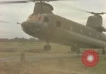 Standbild CH-47-Hubschrauber Ankhe Süd Vietnam, 1965, aus Sekunde 10 historischem Filmmaterial Videoclip 65675030388