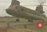 Standbild CH-47-Hubschrauber Ankhe Süd Vietnam, 1965, aus Sekunde 11 historischem Filmmaterial Videoclip 65675030388