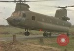 Standbild CH-47-Hubschrauber Ankhe Süd Vietnam, 1965, aus Sekunde 12 historischem Filmmaterial Videoclip 65675030388