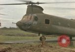 Standbild CH-47-Hubschrauber Ankhe Süd Vietnam, 1965, aus Sekunde 17 historischem Filmmaterial Videoclip 65675030388