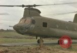 Standbild CH-47-Hubschrauber Ankhe Süd Vietnam, 1965, aus Sekunde 18 historischem Filmmaterial Videoclip 65675030388
