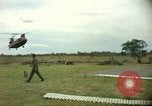 Standbild CH-47-Hubschrauber Ankhe Süd Vietnam, 1965, aus Sekunde 23 historischem Filmmaterial Videoclip 65675030388