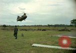 Standbild CH-47-Hubschrauber Ankhe Süd Vietnam, 1965, aus Sekunde 24 historischem Filmmaterial Videoclip 65675030388