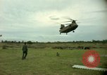 Standbild CH-47-Hubschrauber Ankhe Süd Vietnam, 1965, aus Sekunde 26 historischem Filmmaterial Videoclip 65675030388