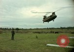 Standbild CH-47-Hubschrauber Ankhe Süd Vietnam, 1965, aus Sekunde 27 historischem Filmmaterial Videoclip 65675030388