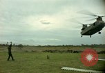 Standbild CH-47-Hubschrauber Ankhe Süd Vietnam, 1965, aus Sekunde 30 historischem Filmmaterial Videoclip 65675030388