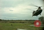 Standbild CH-47-Hubschrauber Ankhe Süd Vietnam, 1965, aus Sekunde 32 historischem Filmmaterial Videoclip 65675030388