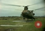 Standbild CH-47-Hubschrauber Ankhe Süd Vietnam, 1965, aus Sekunde 43 historischem Filmmaterial Videoclip 65675030388