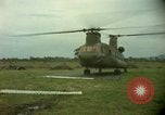 Standbild CH-47-Hubschrauber Ankhe Süd Vietnam, 1965, aus Sekunde 48 historischem Filmmaterial Videoclip 65675030388